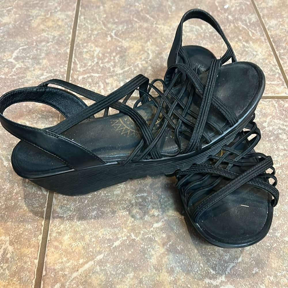 Skechers womens Parallel - Crossed Wires - Multi Gore Slingback Sandals size 11